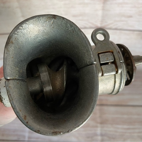 Vintage universal meat grinder made in usa - Picture 4 of 5